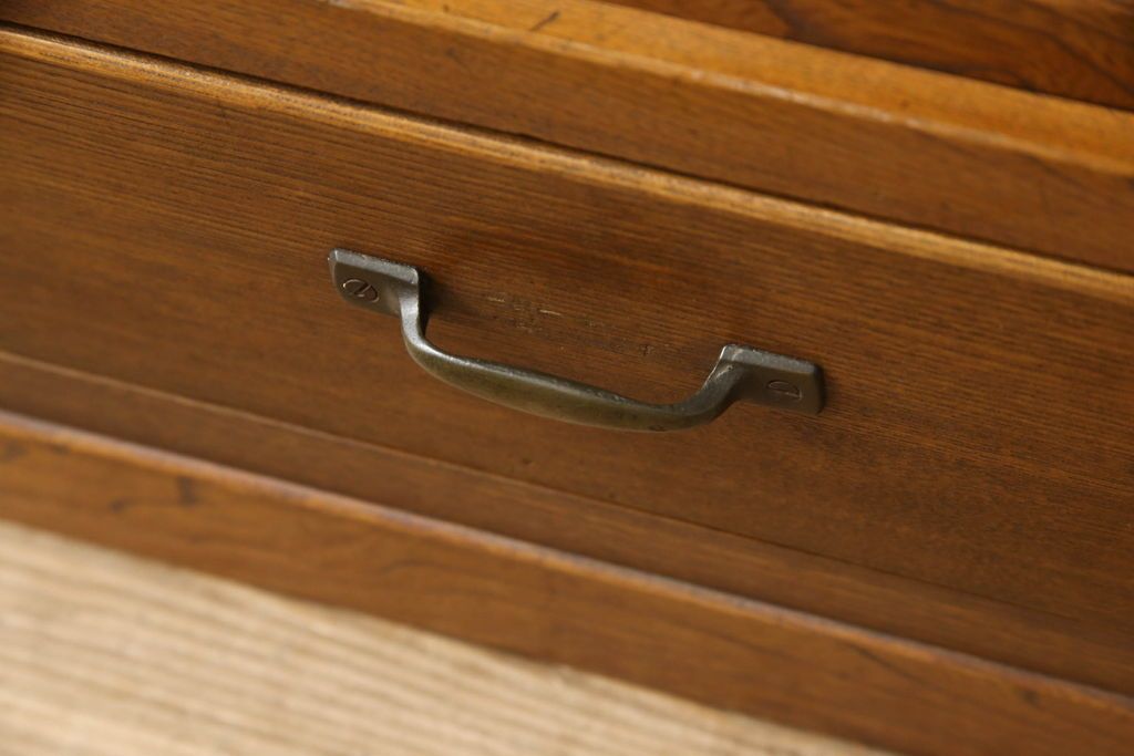 食器棚をリペア&カスタム!上段引き戸にゆらゆらガラスをはめこみ、下段引き戸内部に棚板を1枚製作。修繕箇所は本体と馴染ませ、現状のお品物に合わせて1トーン程落ち着いた色に着色。(収納棚、キャビネット)