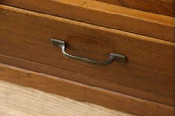 食器棚をリペア&カスタム!上段引き戸にゆらゆらガラスをはめこみ、下段引き戸内部に棚板を1枚製作。修繕箇所は本体と馴染ませ、現状のお品物に合わせて1トーン程落ち着いた色に着色。(収納棚、キャビネット)