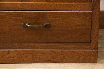 食器棚をリペア&カスタム!上段引き戸にゆらゆらガラスをはめこみ、下段引き戸内部に棚板を1枚製作。修繕箇所は本体と馴染ませ、現状のお品物に合わせて1トーン程落ち着いた色に着色。(収納棚、キャビネット)