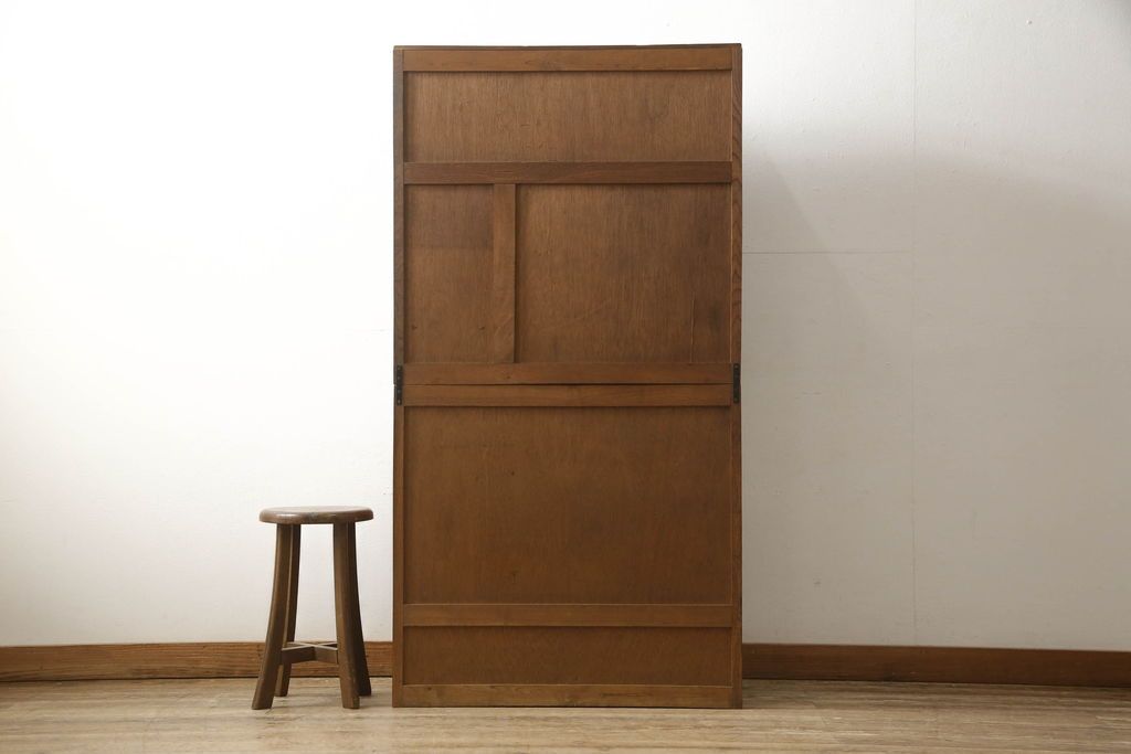 食器棚をリペア&カスタム!上段引き戸にゆらゆらガラスをはめこみ、下段引き戸内部に棚板を1枚製作。修繕箇所は本体と馴染ませ、現状のお品物に合わせて1トーン程落ち着いた色に着色。(収納棚、キャビネット)