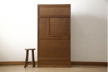 食器棚をリペア&カスタム!上段引き戸にゆらゆらガラスをはめこみ、下段引き戸内部に棚板を1枚製作。修繕箇所は本体と馴染ませ、現状のお品物に合わせて1トーン程落ち着いた色に着色。(収納棚、キャビネット)