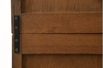 食器棚をリペア&カスタム!上段引き戸にゆらゆらガラスをはめこみ、下段引き戸内部に棚板を1枚製作。修繕箇所は本体と馴染ませ、現状のお品物に合わせて1トーン程落ち着いた色に着色。(収納棚、キャビネット)