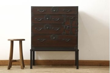 米沢小箪笥をリペア&カスタム!高さ・幅を調整して鉄脚を取り付け、現状のお品物に合わせて1トーン程落ち着いた色に着色。(枕箪笥、和タンス、小物収納、引き出し、整理箪笥、時代箪笥)