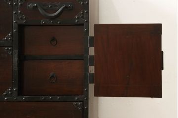 米沢小箪笥をリペア&カスタム!高さ・幅を調整して鉄脚を取り付け、現状のお品物に合わせて1トーン程落ち着いた色に着色。(枕箪笥、和タンス、小物収納、引き出し、整理箪笥、時代箪笥)