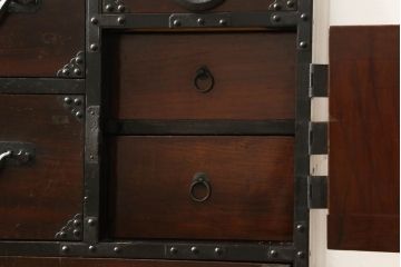 米沢小箪笥をリペア&カスタム!高さ・幅を調整して鉄脚を取り付け、現状のお品物に合わせて1トーン程落ち着いた色に着色。(枕箪笥、和タンス、小物収納、引き出し、整理箪笥、時代箪笥)