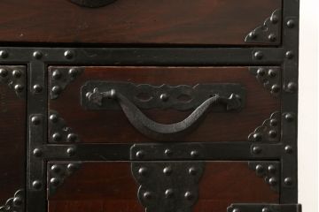 米沢小箪笥をリペア&カスタム!高さ・幅を調整して鉄脚を取り付け、現状のお品物に合わせて1トーン程落ち着いた色に着色。(枕箪笥、和タンス、小物収納、引き出し、整理箪笥、時代箪笥)