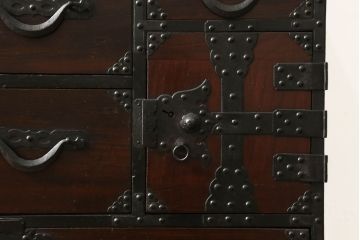 米沢小箪笥をリペア&カスタム!高さ・幅を調整して鉄脚を取り付け、現状のお品物に合わせて1トーン程落ち着いた色に着色。(枕箪笥、和タンス、小物収納、引き出し、整理箪笥、時代箪笥)