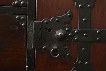 米沢小箪笥をリペア&カスタム!高さ・幅を調整して鉄脚を取り付け、現状のお品物に合わせて1トーン程落ち着いた色に着色。(枕箪笥、和タンス、小物収納、引き出し、整理箪笥、時代箪笥)