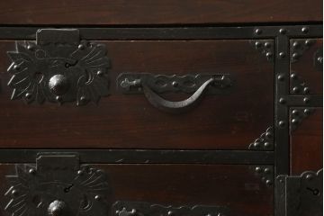 米沢小箪笥をリペア&カスタム!高さ・幅を調整して鉄脚を取り付け、現状のお品物に合わせて1トーン程落ち着いた色に着色。(枕箪笥、和タンス、小物収納、引き出し、整理箪笥、時代箪笥)