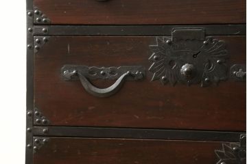 米沢小箪笥をリペア&カスタム!高さ・幅を調整して鉄脚を取り付け、現状のお品物に合わせて1トーン程落ち着いた色に着色。(枕箪笥、和タンス、小物収納、引き出し、整理箪笥、時代箪笥)