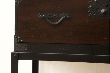 米沢小箪笥をリペア&カスタム!高さ・幅を調整して鉄脚を取り付け、現状のお品物に合わせて1トーン程落ち着いた色に着色。(枕箪笥、和タンス、小物収納、引き出し、整理箪笥、時代箪笥)