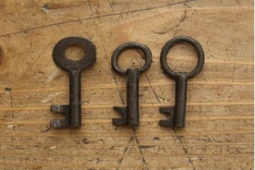 米沢小箪笥をリペア&カスタム!高さ・幅を調整して鉄脚を取り付け、現状のお品物に合わせて1トーン程落ち着いた色に着色。(枕箪笥、和タンス、小物収納、引き出し、整理箪笥、時代箪笥)