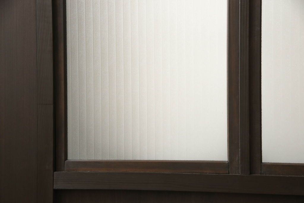 ガラス戸4枚をリペア&カスタム!高さと幅をリサイズし、ダークブラウン色に着色。(引き戸、建具)