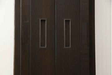 ガラス戸4枚をリペア&カスタム!高さと幅をリサイズし、ダークブラウン色に着色。(引き戸、建具)