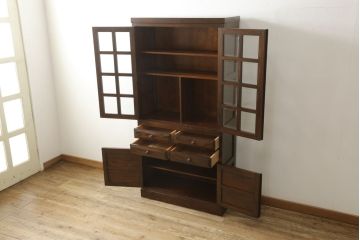 食器棚をリペア&カスタム!上段真ん中の棚板を棚受けと固定し、下の棚板を仕切りとして加工。上下段ともに裏側からの補強。(収納棚、戸棚、本箱、本棚、カップボード、キャビネット、ブックケース)