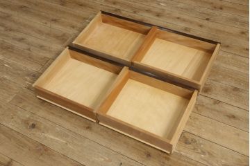 食器棚をリペア&カスタム!上段真ん中の棚板を棚受けと固定し、下の棚板を仕切りとして加工。上下段ともに裏側からの補強。(収納棚、戸棚、本箱、本棚、カップボード、キャビネット、ブックケース)