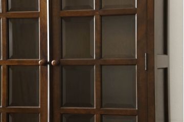 食器棚をリペア&カスタム!上段真ん中の棚板を棚受けと固定し、下の棚板を仕切りとして加工。上下段ともに裏側からの補強。(収納棚、戸棚、本箱、本棚、カップボード、キャビネット、ブックケース)