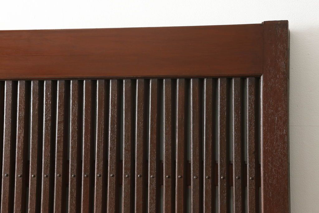 蔵戸をリペア&カスタム!格子裏面にガラスを組み入れ、表面は漆塗りを活かし、裏面は表面と近しい雰囲気になるよう着色。(玄関戸、玄関ドア、引き戸)