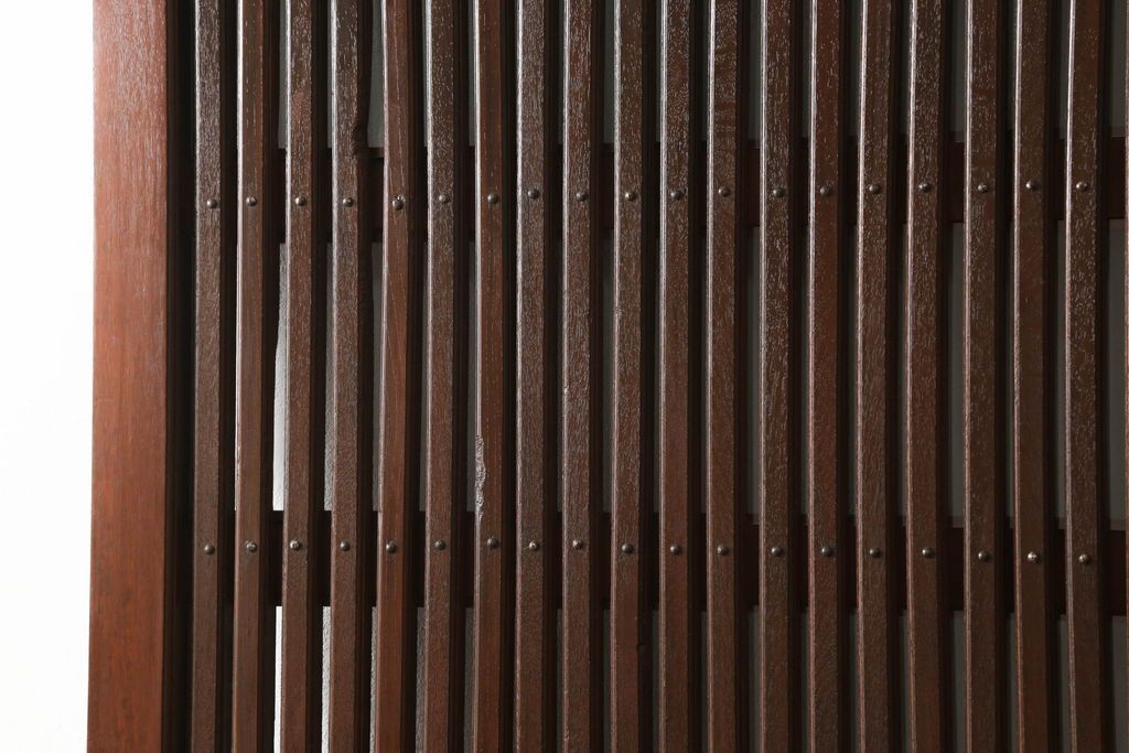 蔵戸をリペア&カスタム!格子裏面にガラスを組み入れ、表面は漆塗りを活かし、裏面は表面と近しい雰囲気になるよう着色。(玄関戸、玄関ドア、引き戸)