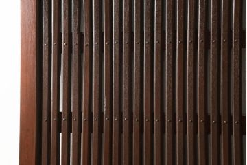 蔵戸をリペア&カスタム!格子裏面にガラスを組み入れ、表面は漆塗りを活かし、裏面は表面と近しい雰囲気になるよう着色。(玄関戸、玄関ドア、引き戸)