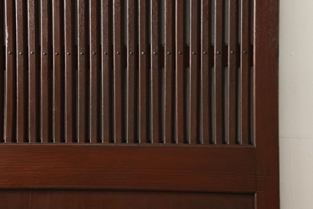 蔵戸をリペア&カスタム!格子裏面にガラスを組み入れ、表面は漆塗りを活かし、裏面は表面と近しい雰囲気になるよう着色。(玄関戸、玄関ドア、引き戸)