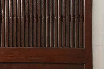 蔵戸をリペア&カスタム!格子裏面にガラスを組み入れ、表面は漆塗りを活かし、裏面は表面と近しい雰囲気になるよう着色。(玄関戸、玄関ドア、引き戸)