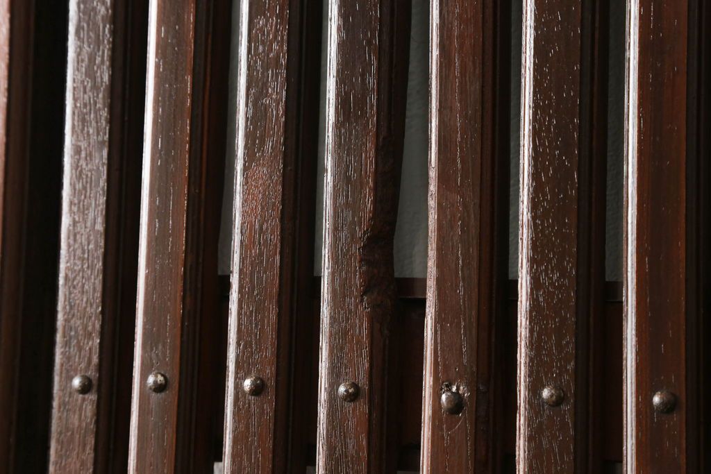 蔵戸をリペア&カスタム!格子裏面にガラスを組み入れ、表面は漆塗りを活かし、裏面は表面と近しい雰囲気になるよう着色。(玄関戸、玄関ドア、引き戸)