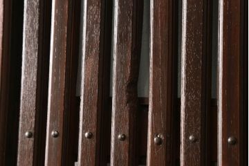 蔵戸をリペア&カスタム!格子裏面にガラスを組み入れ、表面は漆塗りを活かし、裏面は表面と近しい雰囲気になるよう着色。(玄関戸、玄関ドア、引き戸)