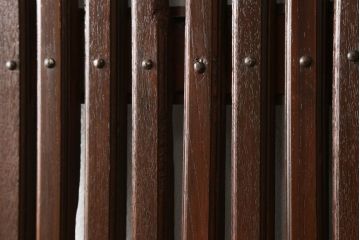 蔵戸をリペア&カスタム!格子裏面にガラスを組み入れ、表面は漆塗りを活かし、裏面は表面と近しい雰囲気になるよう着色。(玄関戸、玄関ドア、引き戸)