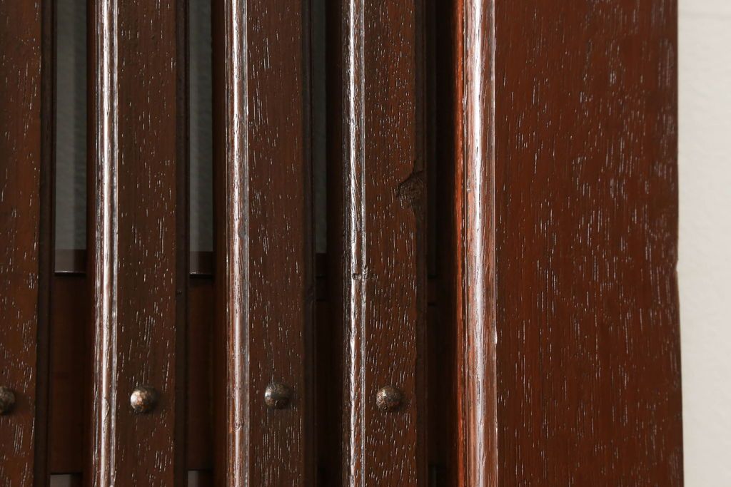 蔵戸をリペア&カスタム!格子裏面にガラスを組み入れ、表面は漆塗りを活かし、裏面は表面と近しい雰囲気になるよう着色。(玄関戸、玄関ドア、引き戸)