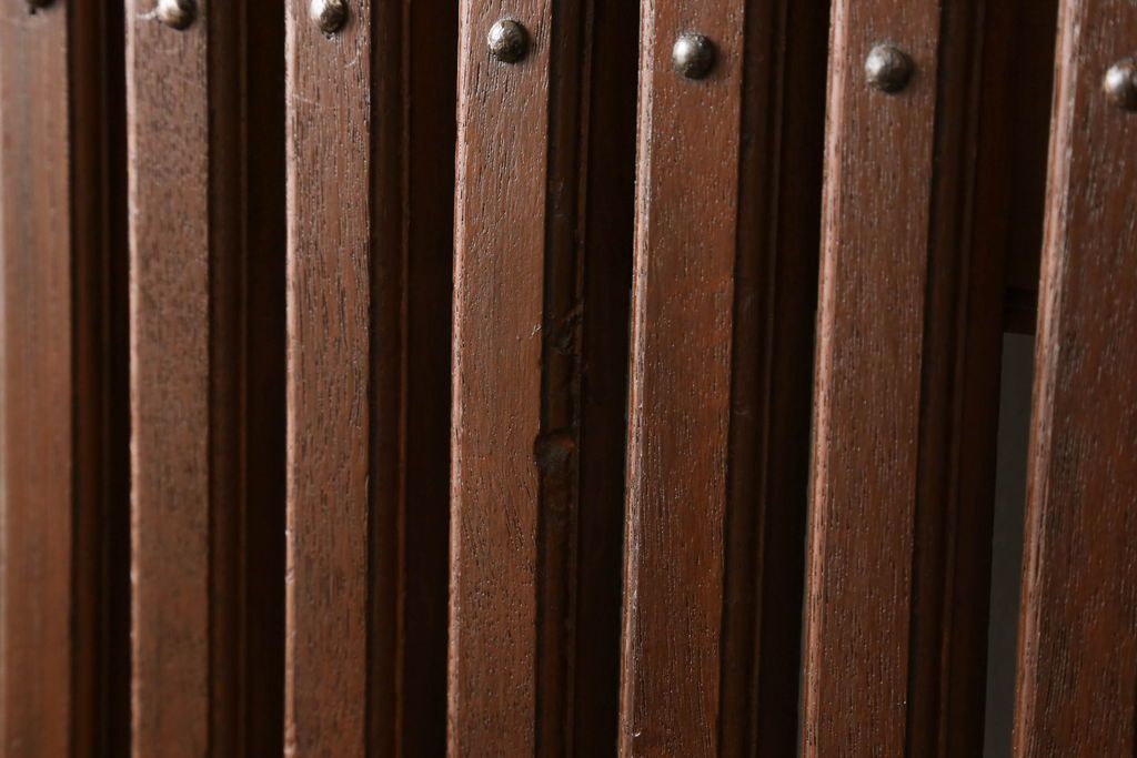 蔵戸をリペア&カスタム!格子裏面にガラスを組み入れ、表面は漆塗りを活かし、裏面は表面と近しい雰囲気になるよう着色。(玄関戸、玄関ドア、引き戸)