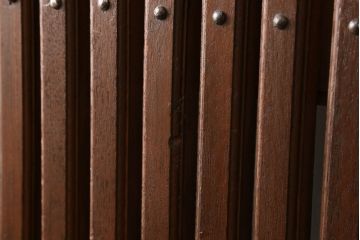 蔵戸をリペア&カスタム!格子裏面にガラスを組み入れ、表面は漆塗りを活かし、裏面は表面と近しい雰囲気になるよう着色。(玄関戸、玄関ドア、引き戸)