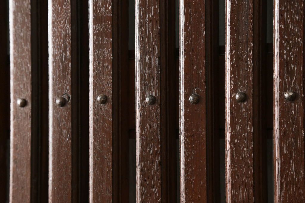 蔵戸をリペア&カスタム!格子裏面にガラスを組み入れ、表面は漆塗りを活かし、裏面は表面と近しい雰囲気になるよう着色。(玄関戸、玄関ドア、引き戸)