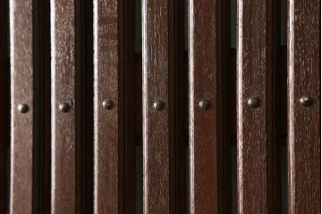 蔵戸をリペア&カスタム!格子裏面にガラスを組み入れ、表面は漆塗りを活かし、裏面は表面と近しい雰囲気になるよう着色。(玄関戸、玄関ドア、引き戸)