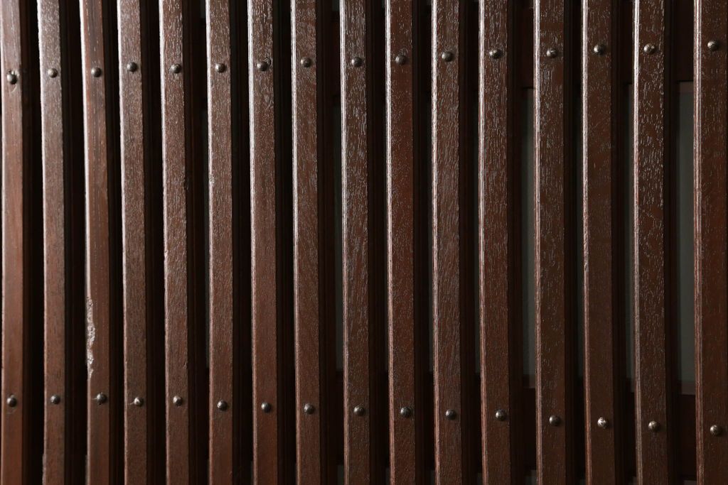 蔵戸をリペア&カスタム!格子裏面にガラスを組み入れ、表面は漆塗りを活かし、裏面は表面と近しい雰囲気になるよう着色。(玄関戸、玄関ドア、引き戸)