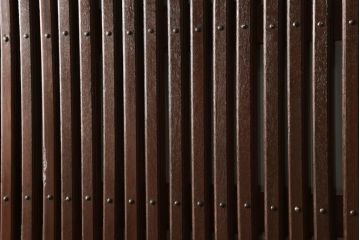 蔵戸をリペア&カスタム!格子裏面にガラスを組み入れ、表面は漆塗りを活かし、裏面は表面と近しい雰囲気になるよう着色。(玄関戸、玄関ドア、引き戸)