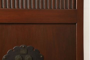 蔵戸をリペア&カスタム!格子裏面にガラスを組み入れ、表面は漆塗りを活かし、裏面は表面と近しい雰囲気になるよう着色。(玄関戸、玄関ドア、引き戸)