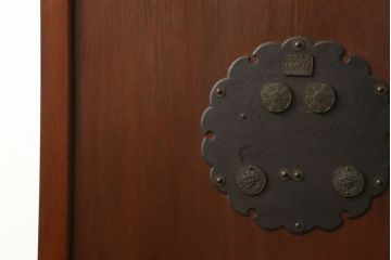 蔵戸をリペア&カスタム!格子裏面にガラスを組み入れ、表面は漆塗りを活かし、裏面は表面と近しい雰囲気になるよう着色。(玄関戸、玄関ドア、引き戸)