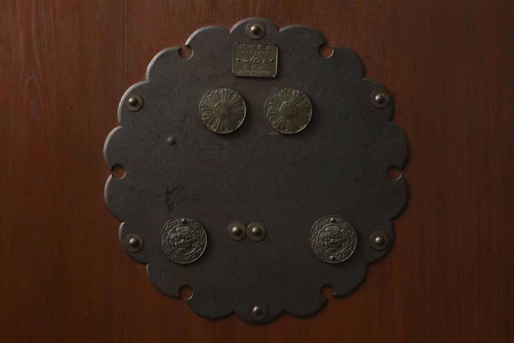 蔵戸をリペア&カスタム!格子裏面にガラスを組み入れ、表面は漆塗りを活かし、裏面は表面と近しい雰囲気になるよう着色。(玄関戸、玄関ドア、引き戸)