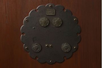 蔵戸をリペア&カスタム!格子裏面にガラスを組み入れ、表面は漆塗りを活かし、裏面は表面と近しい雰囲気になるよう着色。(玄関戸、玄関ドア、引き戸)