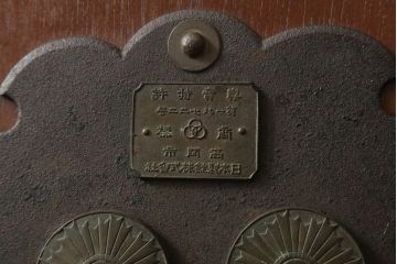 蔵戸をリペア&カスタム!格子裏面にガラスを組み入れ、表面は漆塗りを活かし、裏面は表面と近しい雰囲気になるよう着色。(玄関戸、玄関ドア、引き戸)