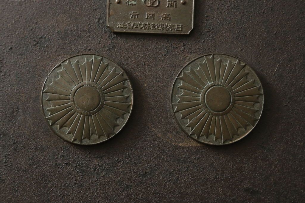 蔵戸をリペア&カスタム!格子裏面にガラスを組み入れ、表面は漆塗りを活かし、裏面は表面と近しい雰囲気になるよう着色。(玄関戸、玄関ドア、引き戸)