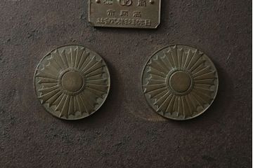 蔵戸をリペア&カスタム!格子裏面にガラスを組み入れ、表面は漆塗りを活かし、裏面は表面と近しい雰囲気になるよう着色。(玄関戸、玄関ドア、引き戸)