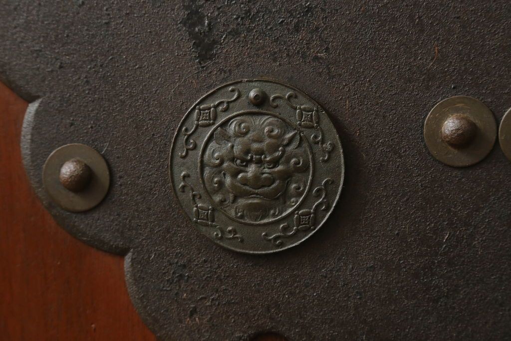 蔵戸をリペア&カスタム!格子裏面にガラスを組み入れ、表面は漆塗りを活かし、裏面は表面と近しい雰囲気になるよう着色。(玄関戸、玄関ドア、引き戸)