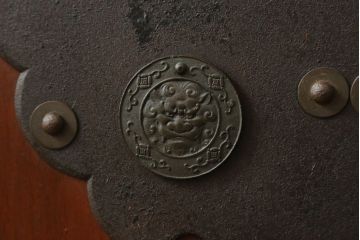 蔵戸をリペア&カスタム!格子裏面にガラスを組み入れ、表面は漆塗りを活かし、裏面は表面と近しい雰囲気になるよう着色。(玄関戸、玄関ドア、引き戸)