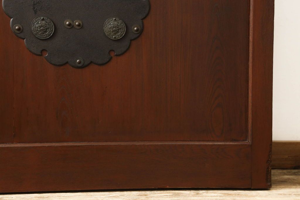 蔵戸をリペア&カスタム!格子裏面にガラスを組み入れ、表面は漆塗りを活かし、裏面は表面と近しい雰囲気になるよう着色。(玄関戸、玄関ドア、引き戸)