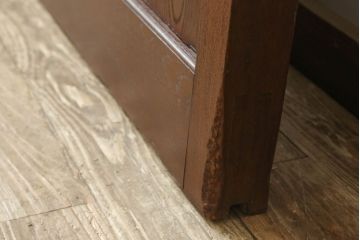 蔵戸をリペア&カスタム!格子裏面にガラスを組み入れ、表面は漆塗りを活かし、裏面は表面と近しい雰囲気になるよう着色。(玄関戸、玄関ドア、引き戸)