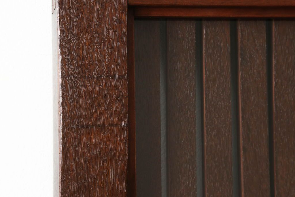 蔵戸をリペア&カスタム!格子裏面にガラスを組み入れ、表面は漆塗りを活かし、裏面は表面と近しい雰囲気になるよう着色。(玄関戸、玄関ドア、引き戸)