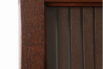 蔵戸をリペア&カスタム!格子裏面にガラスを組み入れ、表面は漆塗りを活かし、裏面は表面と近しい雰囲気になるよう着色。(玄関戸、玄関ドア、引き戸)