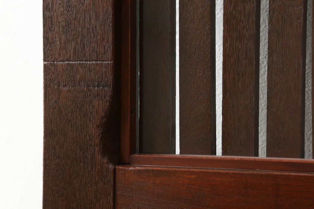 蔵戸をリペア&カスタム!格子裏面にガラスを組み入れ、表面は漆塗りを活かし、裏面は表面と近しい雰囲気になるよう着色。(玄関戸、玄関ドア、引き戸)